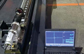 Use a collimator to verify the straightness of the linear guideway. Use a collimator to verify the straightness of the linear guideway.