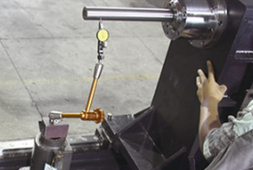 Verification of parallelism between the Z-axis guideway and the spindle axis. Verification of parallelism between the Z-axis guideway and the spindle axis.